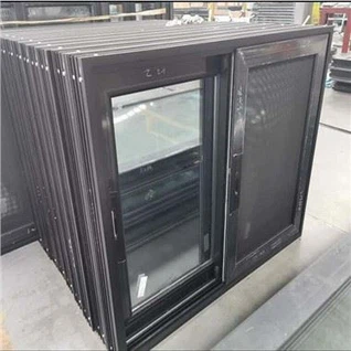 Прозорци с черна метална рамка